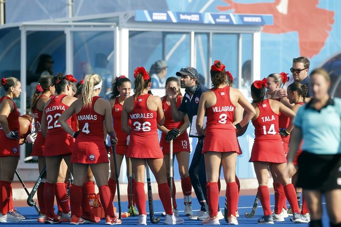 SANTIAGO, CHILE  NOV 04: Charla tecnica de Chile contra Canada durante la definicion de la medalla de bronce de hockey cesped en los Juegos Panamericanos Santiago 2023 el 04 de Noviembre en Santiago, Chile./Technical talk of Chile against Canada during
