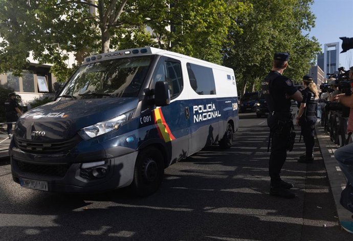 Archivo - Un vehículo policial en los juzgados de Plaza de Castilla, a 5 de julio de 2024, en Madrid (España)
