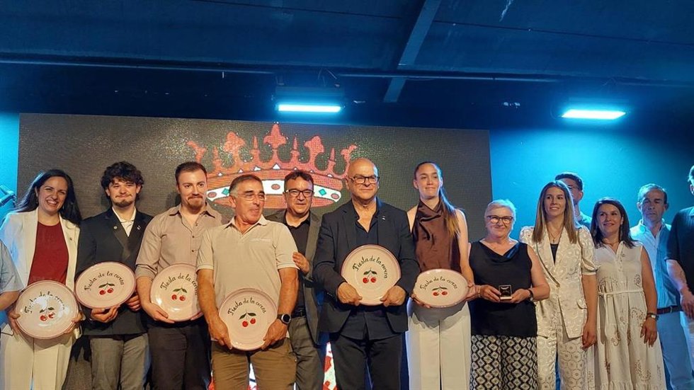 El subdelegado del Gobierno en Jaén, Manuel Fernández, ha recibido este sábado la Cereza de Oro de Castillo de Locubín,