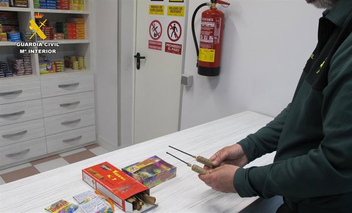 Un agente de la Guardia Civil revisa una caja con material pirotécnico en imagen de archivo.