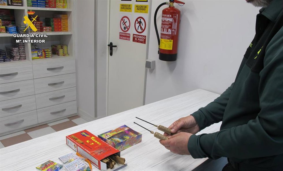 Un agente de la Guardia Civil revisa una caja con material pirotécnico en imagen de archivo.