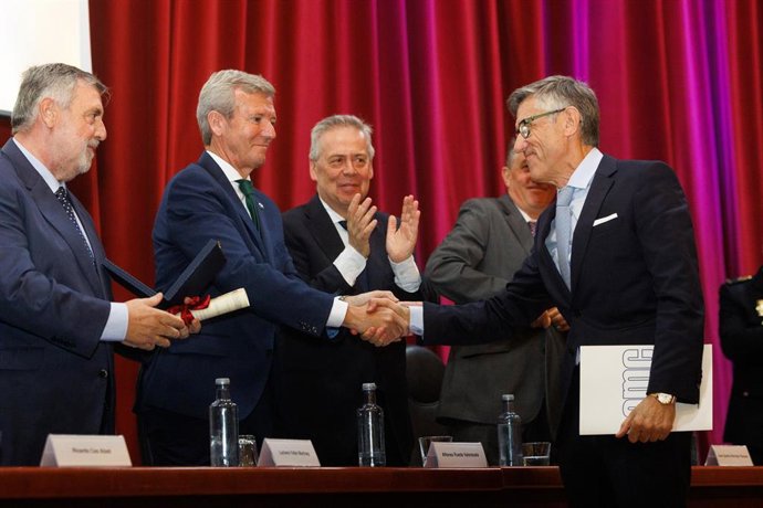 O presidente da Xunta, Alfonso Rueda, acompañado polo conselleiro de Sanidade, Antonio Gómez Caamaño, participa no XVIII Encontro Médico na Coruña. Reitorado UDC (A Coruña), 20/06/26.