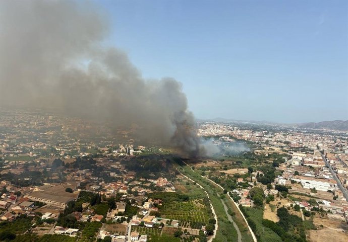 Vista aérea de la zona del río Segura en la que se está produciendo el incendio