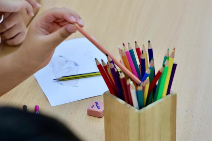 Un portalápices con lápices de colores.