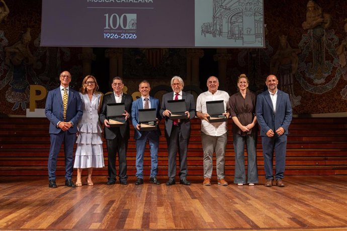 Los premiados junto a Ricard Penas, Marta Angerri, Nadia Quevedo y Sam Nuñez