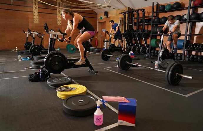 Archivo - 25 July 2020, England, London: Gym members exercise at Blitz CrossFit as indoor gyms, swimming pools and sports facilities can reopen as part of the latest easing of coronavirus lockdown measures in England. Photo: John Walton/PA Wire/dpa