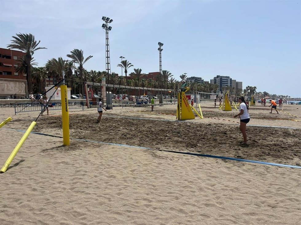 Imagen de pistas deportivas en la playa de Almería.