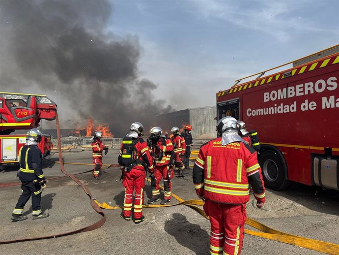 Bomberos de la Comunidad trabajan en el incendio de una nave de aluminio en Ciempozuelos.