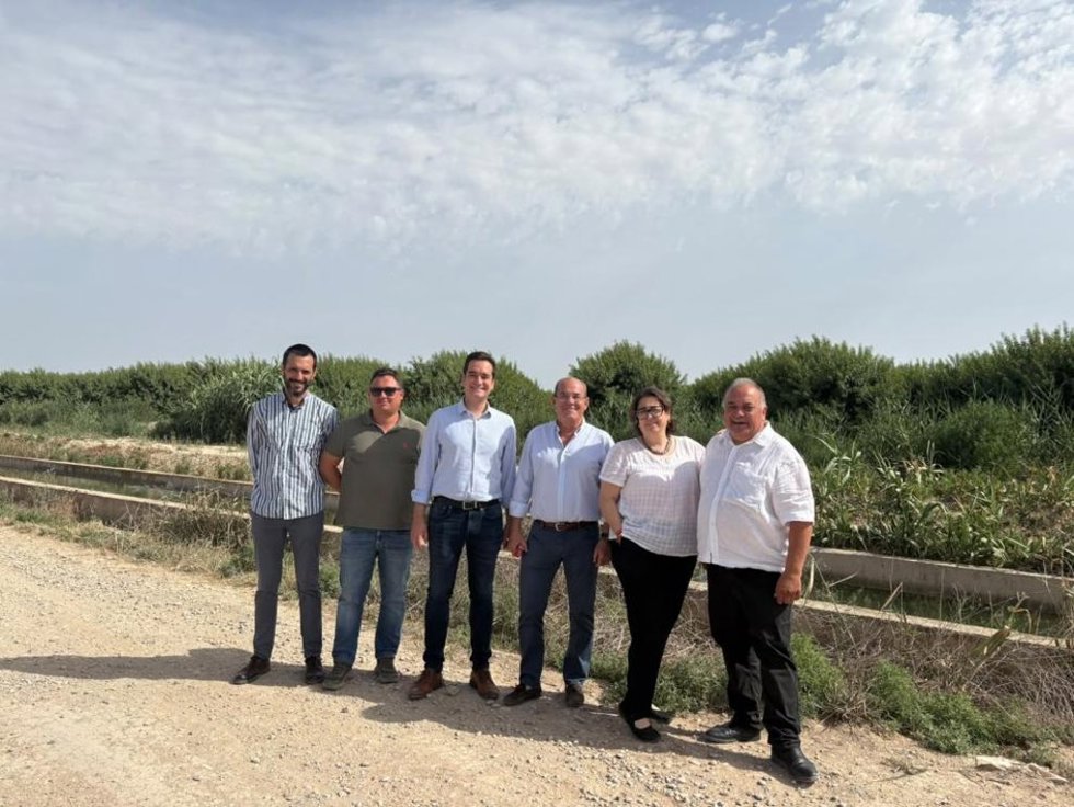 La consejera de Agricultura, Ganadería y Alimentación, Arancha Simón, durante su visita a la Comunidad de Regantes La Atalaya, en Pina de Ebro.