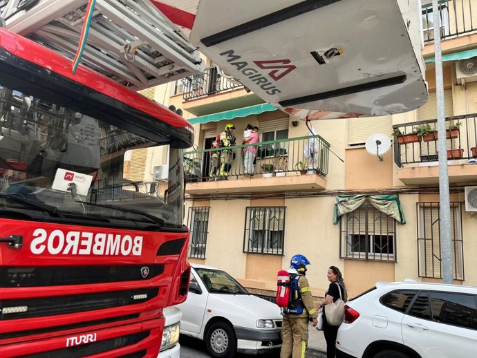 Bomberos de la Diputación de Cáceres acuden a sofocar un incendio declarado en la cocina de una vivienda de la calle Santa Luisa de Marillac de Cáceres, a 20 de junio de 2026.