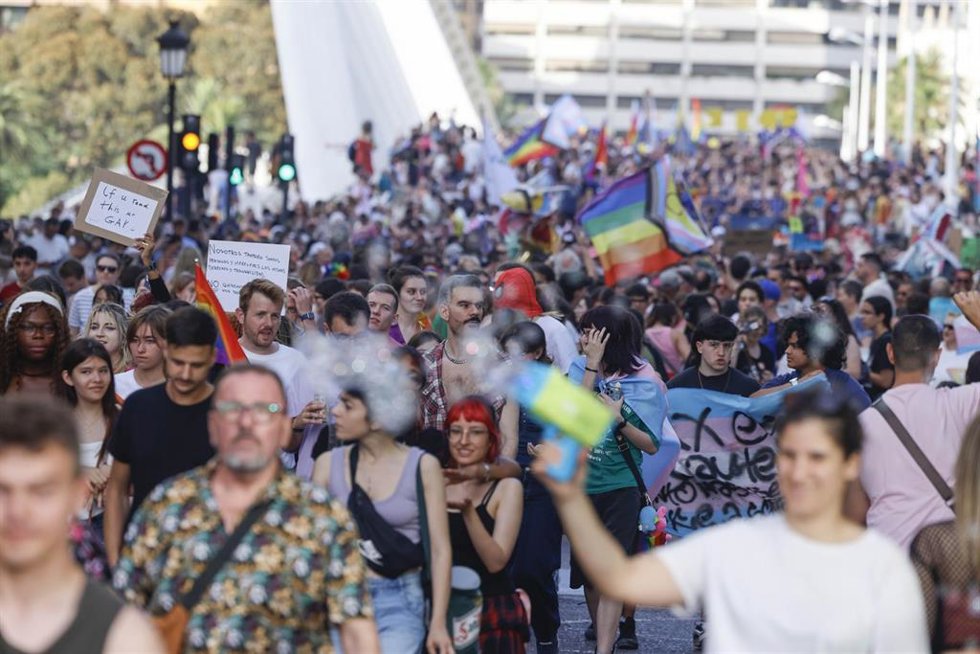 La manifestación del Orgullo LGTBIAQ+ llena el centro de València