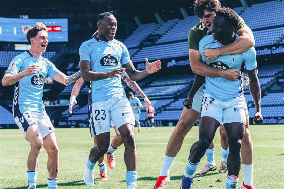 Varios futbolistas del RC Celta Fortuna celebran un gol.