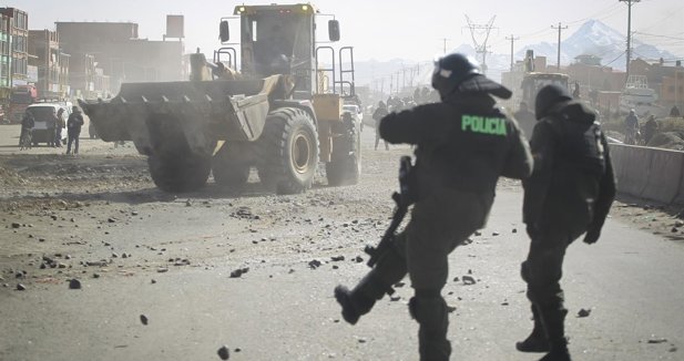 Las fuerzas de seguridad de Bolivia comienzan a desmantelar los bloqueos de protesta