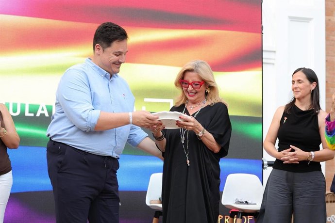 Entrega de premios en la segunda Gala de Premios Lgtbiq+ de Sevilla.