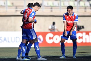 Futbol, Deportes Copiapo vs Universidad Catolica. Fecha 3, Copa Chile 2026. El jugador de Universidad Catolica Fernando Zampedri, izquierda, celebra con sus companeros tras marcar un gol contra Deportes Copiapo durante un partido grupo B de la copa Chile