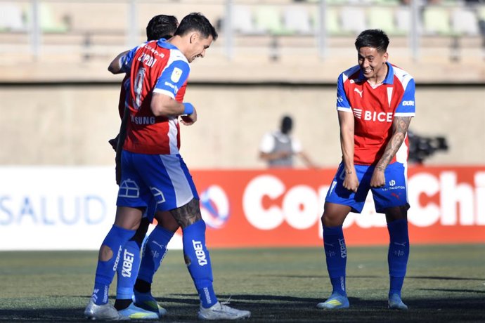 Futbol, Deportes Copiapo vs Universidad Catolica. Fecha 3, Copa Chile 2026. El jugador de Universidad Catolica Fernando Zampedri, izquierda, celebra con sus companeros tras marcar un gol contra Deportes Copiapo durante un partido grupo B de la copa Chile