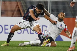 Futbol, Deportes Recoleta vs Colo Colo. Copa Chile 2026. El jugador de Colo Colo Arturo Vidal, derecha, disputa el balon con Gonzalo Alvarez de Deportes Recoleta durante el partido de la Copa Chile realizado en el estadio Santa Laura de Santiago,