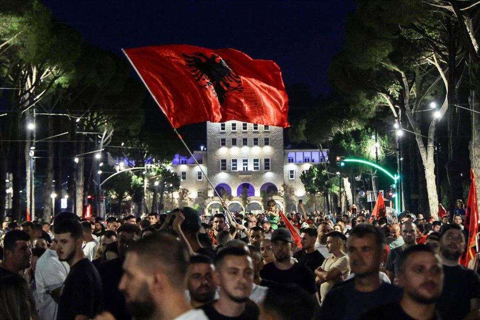 Decenas de miles de albaneses protestan en Tirana contra el proyecto turístico de Jared Kushner, a 20 de junio de 2026 