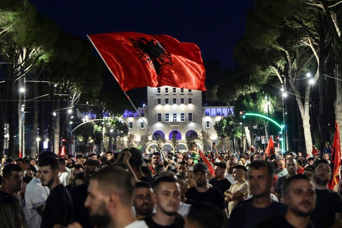 20 de junho de 2026, Tirana, Albânia: TIRANA, ALBÂNIA — 20 DE JUNHO DE 2026: Milhares de manifestantes se reúnem no centro de Tirana durante o vigésimo primeiro dia consecutivo de protestos contra um projeto de desenvolvimento turístico de luxo ligado a J