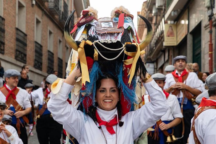 Archivo - Una mujer disfrazada de vaquilla durante la Fiesta de la Vaquilla, a 27 de enero de 2024, en Colmenar Viejo, Madrid (España).