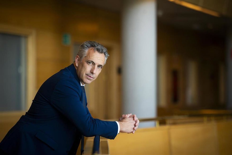 El consejero de Medio Ambiente, Agricultura e Interior en la Comunidad de Madrid, Carlos Novillo, posa para Europa Press, en la Asamblea de Madrid.