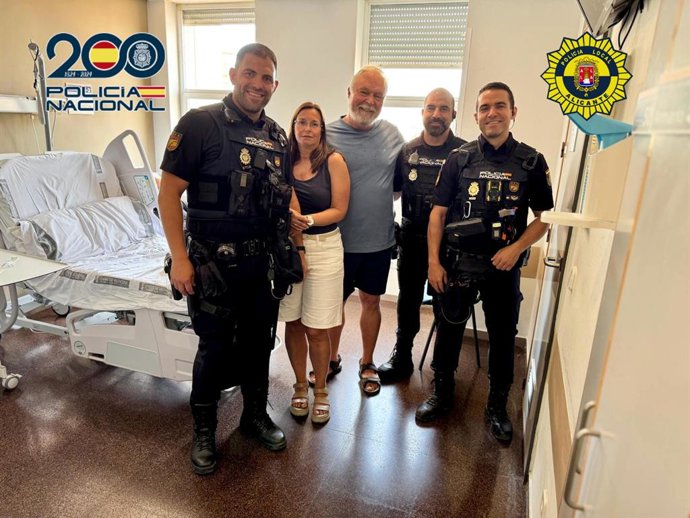 Agentes de la Policía Nacional y la Policía Local de Alicante han auxiliado a un turista, un varón, de 64 años de edad de nacionalidad alemana, que había perdido la conciencia mientras se encontraba viajando en un autobús de línea urbano de la capital.
