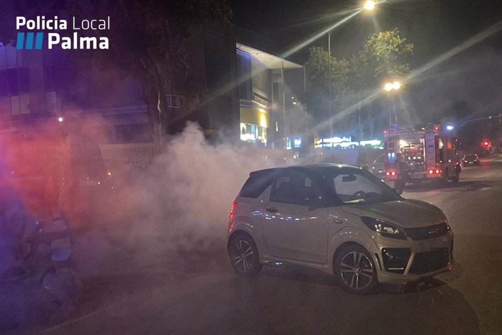 Uno de los vehículos afectados en el incendio.