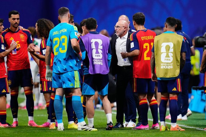 Luis de la Fuente, head coach of Spain, talk to the team during the FIFA World Cup 2026 Group H match between Spain and Cabo Verde at Atlanta Stadium on June 15, 2026 in Atlanta, United States.