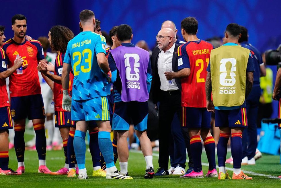 Luis de la Fuente, head coach of Spain, talk to the team during the FIFA World Cup 2026 Group H match between Spain and Cabo Verde at Atlanta Stadium on June 15, 2026 in Atlanta, United States.