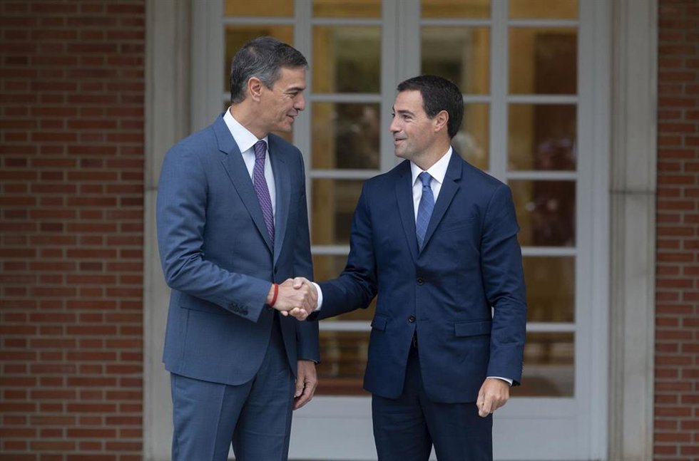Archivo - El presidente del Gobierno, Pedro Sánchez (i), recibe al lehendakari Imanol Pradales (d), en el Complejo de La Moncloa, a 20 de septiembre de 2024, en Madrid (España).