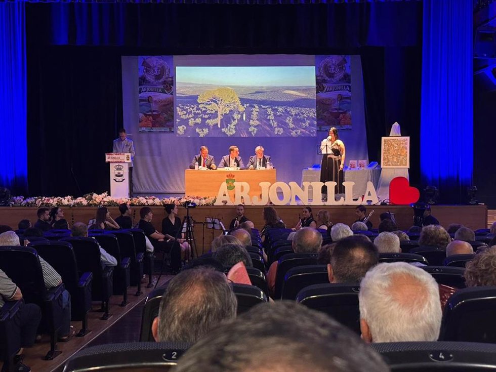 El presidente de la Diputación de Jaén, Juan Latorre, en la presentación del libro 'La villa de Arjonilla y sus personajes ilustres'.