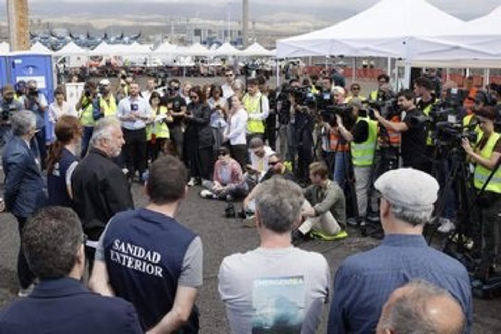 Varios ministros atienden a los medios de comunicación durante el fondeo del 'Hondius' en Tenerife