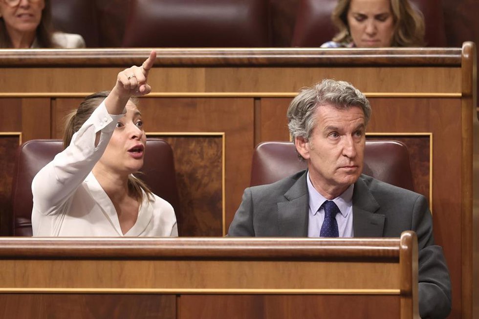 La portavoz del PP en el Congreso, Ester Muñoz, y el presidente del PP, Alberto Núñez Feijóo, durante un pleno en el Congreso de los Diputados, a 11 de junio de 2026, en Madrid (España). 