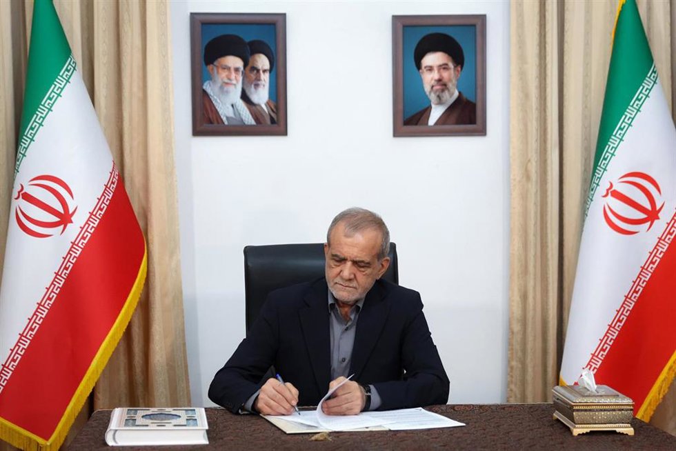 El presidente de Irán, Masud Pezeshkian, firma el Memorándum de Entendimiento con Estados Unidos, a 18 de junio de 2026
