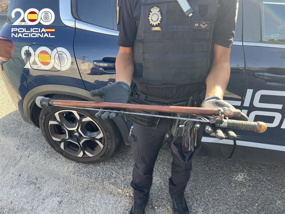 Un agente de la Policía Nacional sostiene una de las herramientas empleadas por los sospechosos para realizar el butrón.