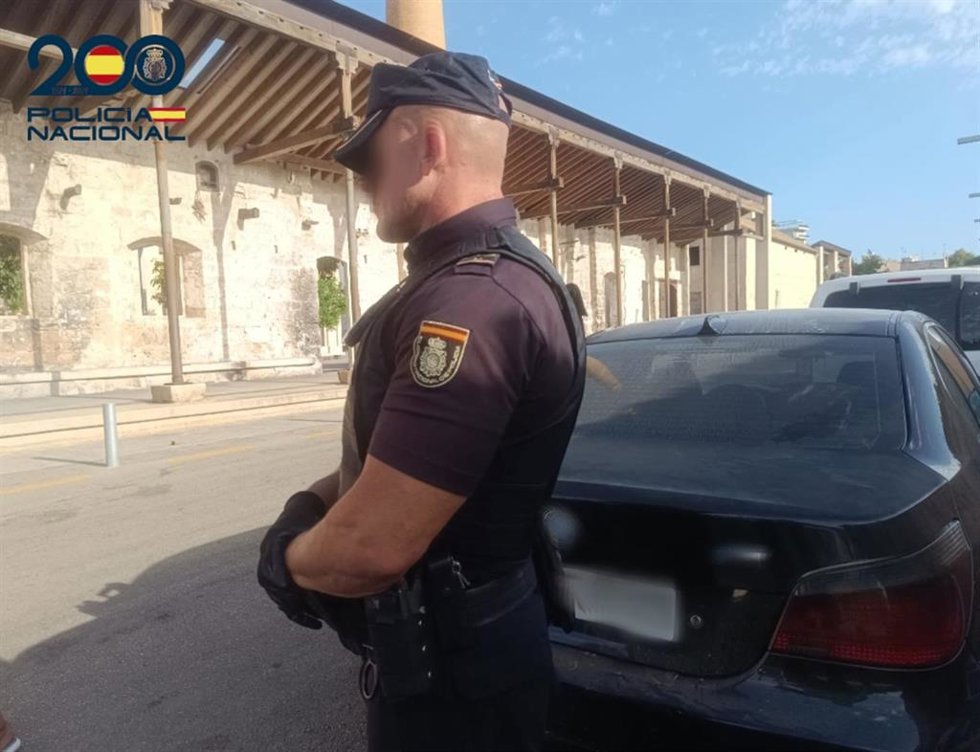 Un agente de la Policía Nacional, en Palma.