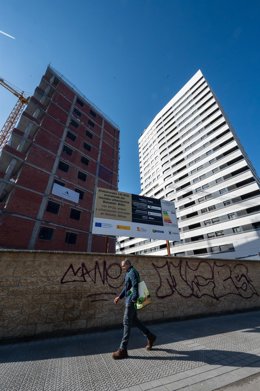 Archivo - La ministra de Vivienda, Isabel Rodríguez y el consejero de Vivienda y Agenda Urbana del Gobierno Vasco, Denis Itxaso, durante la visita a una promoción de 144 VPO en alquiler, a 5 de marzo de 2025, en Bilbao, País Vasco (España). El consejero d