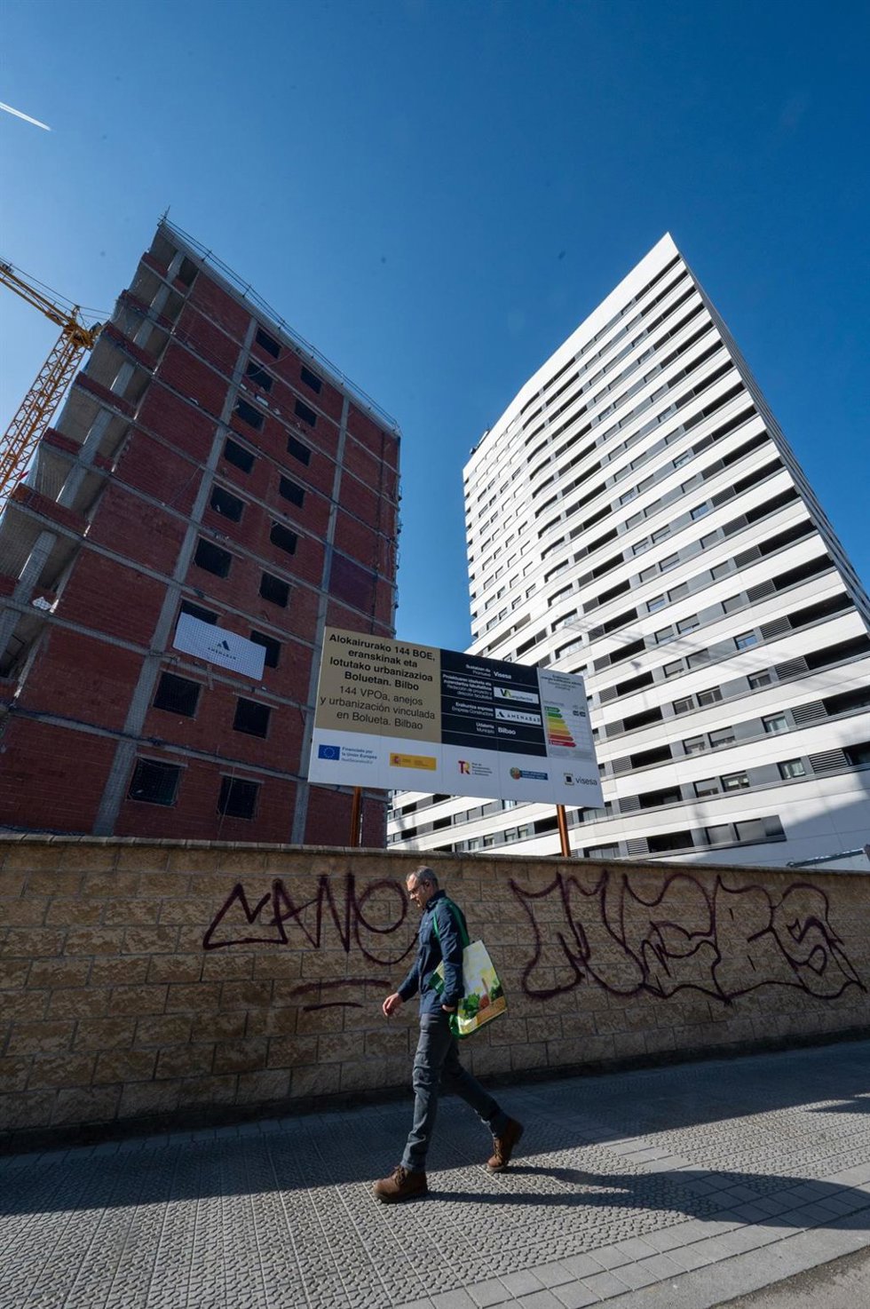 Archivo - La ministra de Vivienda, Isabel Rodríguez y el consejero de Vivienda y Agenda Urbana del Gobierno Vasco, Denis Itxaso, durante la visita a una promoción de 144 VPO en alquiler, a 5 de marzo de 2025, en Bilbao, País Vasco (España). El consejero d