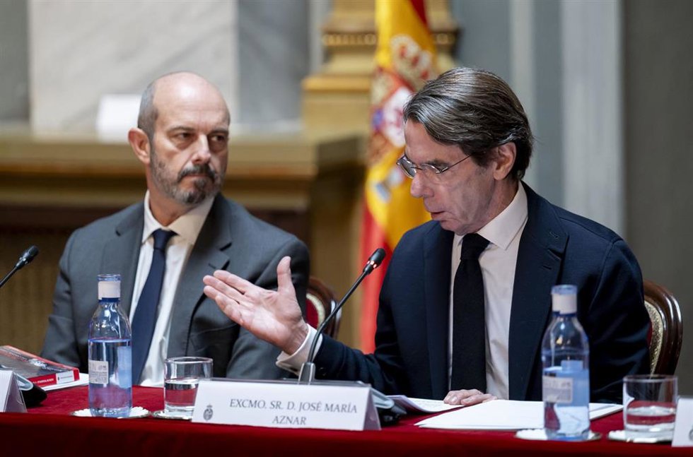 Archivo - El presidente del Senado, Pedro Rollán (i), y el expresidente del Gobierno José María Aznar (d) durante la  presentación del libro ‘Alexis de Tocqueville. 