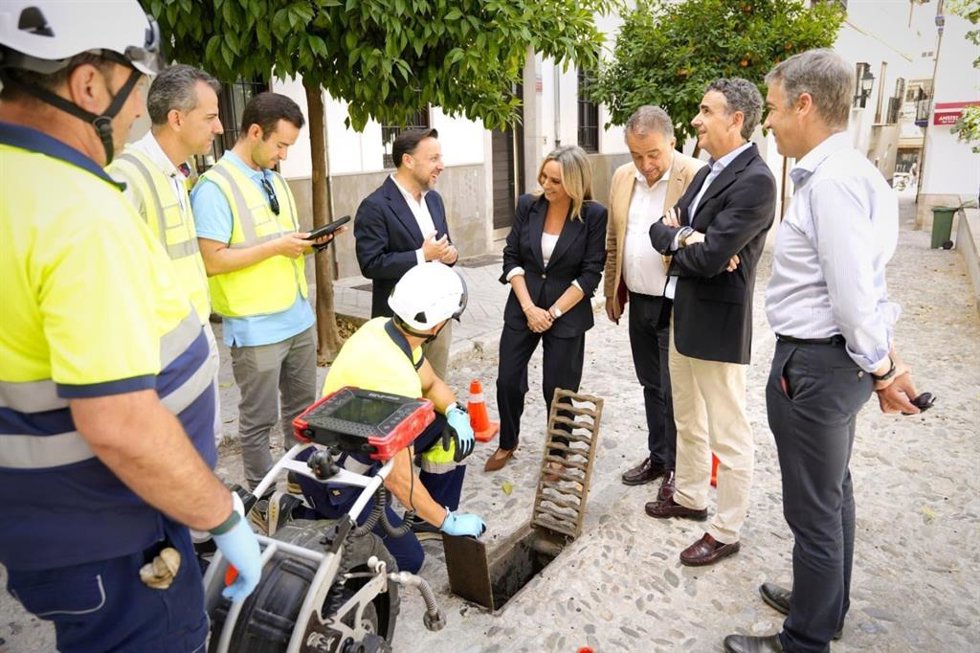 La alcaldesa de Granada, Marifrán Carazo, en la Plaza de Carlos Cano acompañada por el director gerente de Emasagra, Juan Carlos Torres, y el director de Operaciones, Marcos Martínez.
