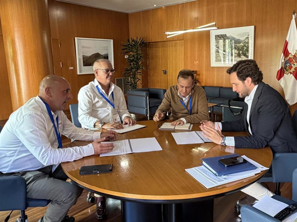 El presidente de la DPH, Isaac Claver, junto a representantes de Santalecina Ganadera.