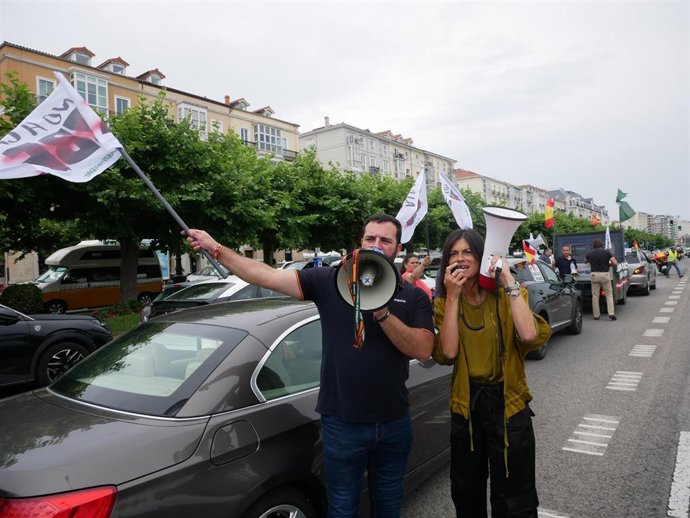 Una treintena de coches recorre Torrelavega y Santander para protestar contra la Zonas de Bajas Emisiones