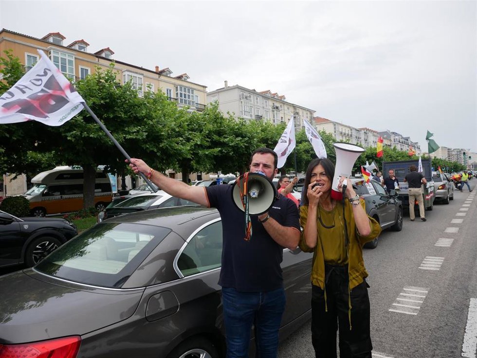 Una treintena de coches recorre Torrelavega y Santander para protestar contra la Zonas de Bajas Emisiones