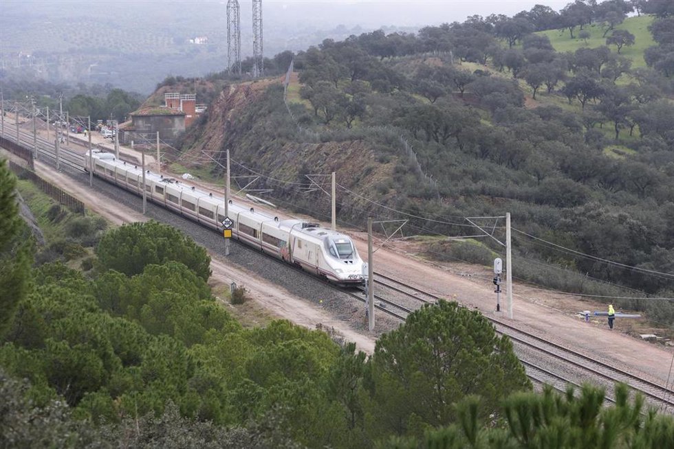Archivo - Imagen de un tren AVE a su paso por el tramo de vía, completamente restaurado, donde ocurrió el trágico accidente del pasado 18 de enero en Adamuz (Córdoba). A 17 de febrero de 2026, en Adamuz, Córdoba (Andalucía, España). Los operadores ferrovi