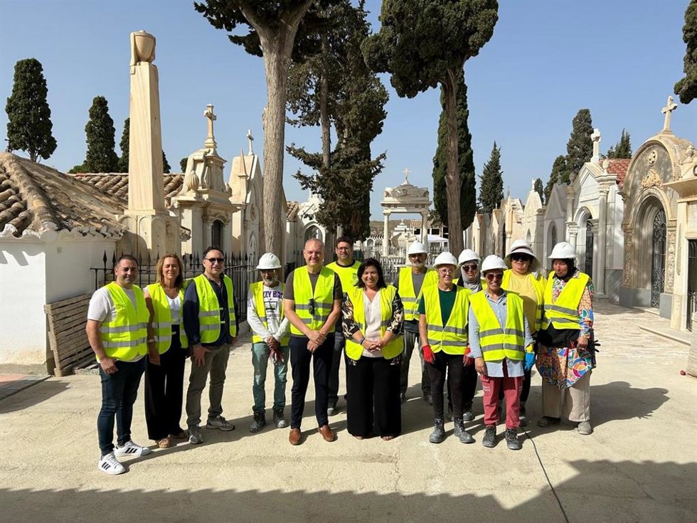 Responsables institucionales y trabajadores durante la visita a las actuaciones del PFEA en el cementerio municipal San Miguel de Cuevas del Almanzora (Almería).