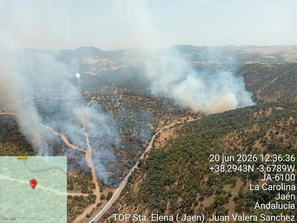 Imagen aérea del incendio forestal declarado en La Carolina (Jaén).