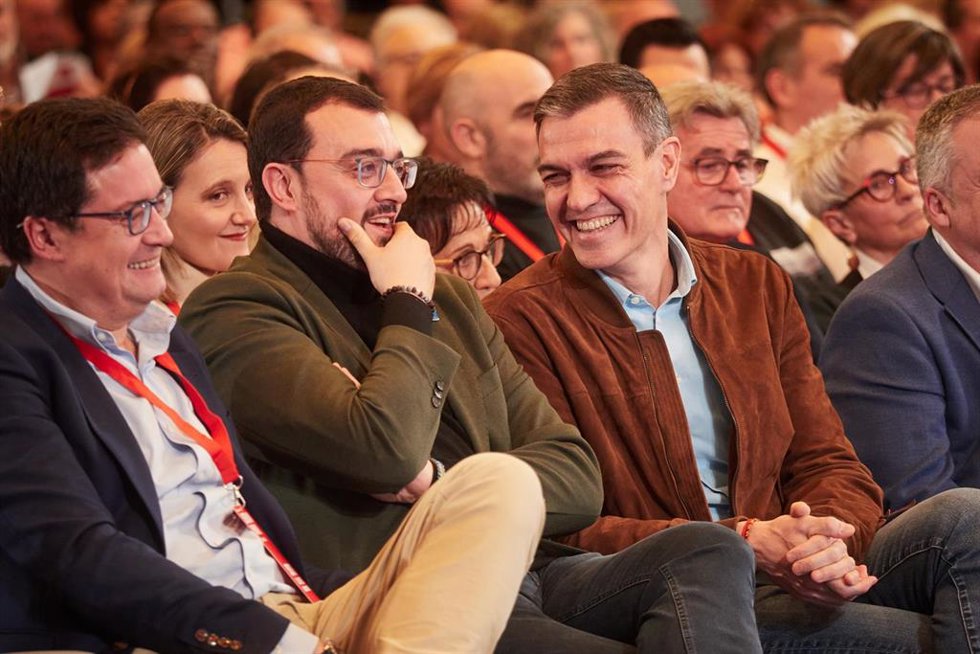 Archivo - (I-D) El ministro para la Transformación Digital y de la Función Pública, Óscar López; el presidente del Principado de Asturias, Adrián Barbón y el secretario general del PSOE y presidente del Gobierno de España, Pedro Sánchez, durante el 13º Co