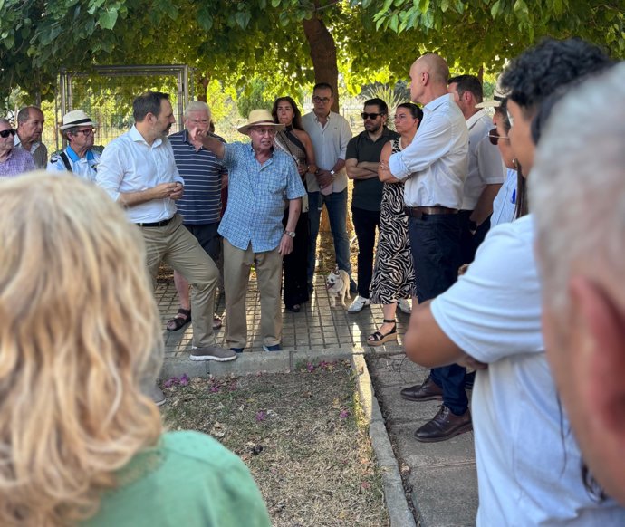 El portavoz del Grupo Municipal Socialista en el Ayuntamiento de Sevilla, Antonio Muñoz, reunidos con los vecinos de la barriada de Jardines del Edén en Sevilla Este.