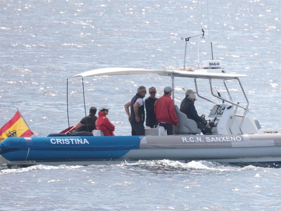 El Rey Juan Carlos, plan de domingo en Sanxenxo al margen del Bribón pero muy cerca de la acción