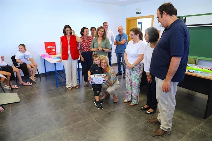 La alcaldesa de Jerez de la Frontera, María José García-Pelayo, ha clausurado el curso de las Aulas Rurales de Conciliación que han funcionado en todas las barriadas rurales, la pedanía de Cuartillos y las ELAS de Jerez